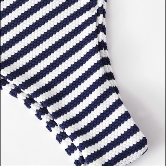 Thong stripped black and white bikini - Picture 2 of 3